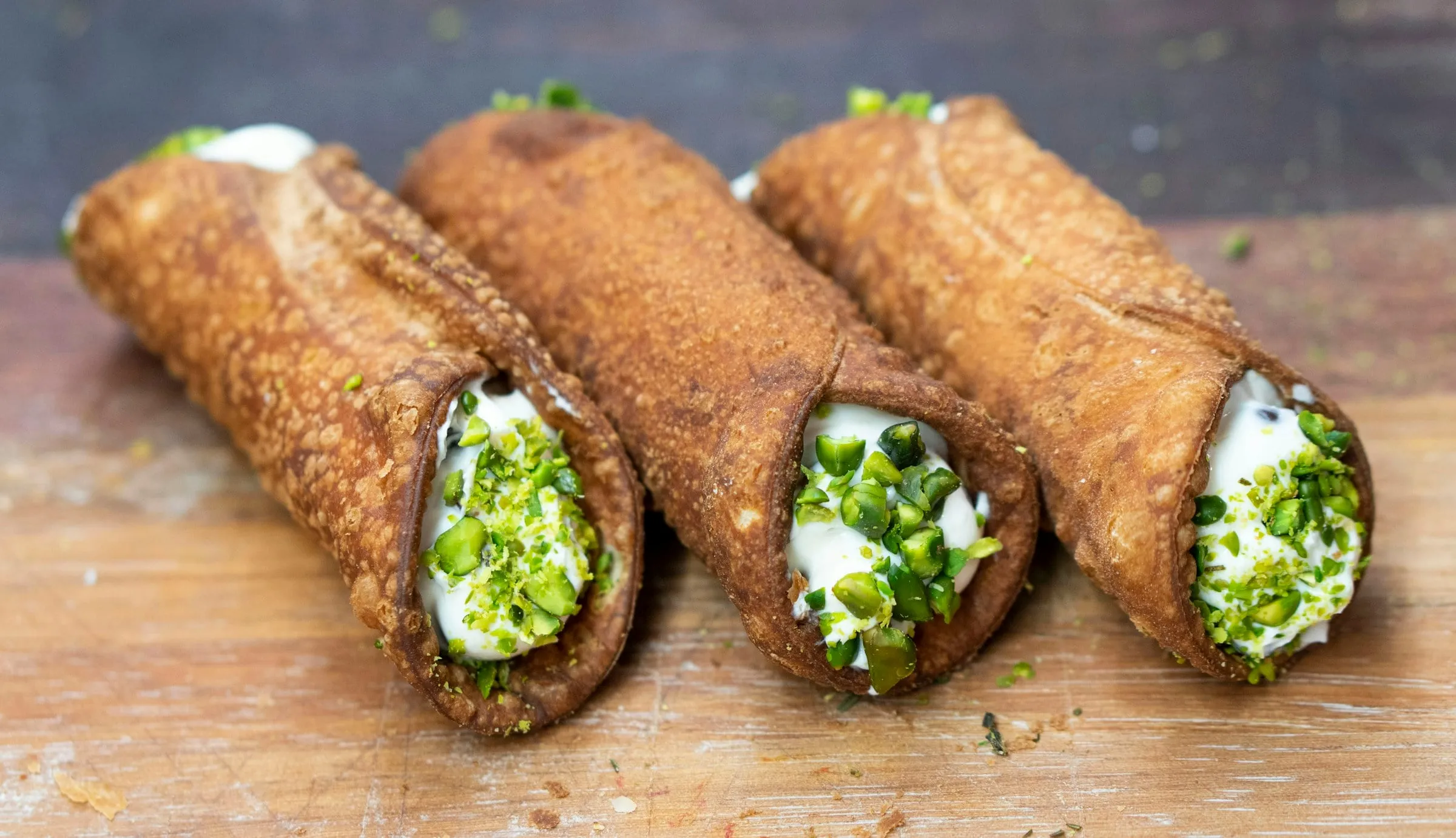 Cannoli filled with ricotta and pistachio (stock photo)